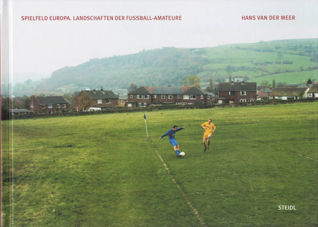 Hans van der Meer - Spielfeld Europa: Landschaften der Fußball-Amateure, Steidl, 2014, Cover - http://josefchladek.com/book/hans_van_der_meer_-_european_fields_the_landscape_of_lower_league_football_spielfeld_europa_landschaften_der_fussball-amateure, © (c) josefchladek.com (25.09.2014) 