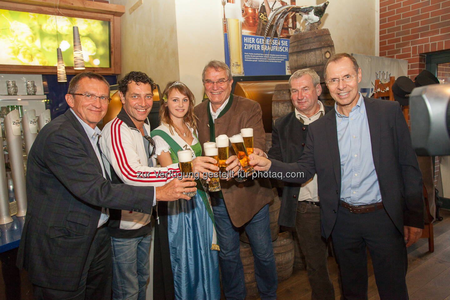 Brau Union Marketing-Geschäftsführer Andreas Stieber, Schauspieler und Zipfer Drei-Botschafter Gregor Bloéb, Hopfenkönigin Petra Engleder, Braumeister Günther Seeleiter, Josef Reiter, Obmann der Mühlviertler Hopfenbaugenossenschaft und Andreas Hunger, Geschäftsführer Gastronomie bei der Brau Union Österreich: Brau Union Österreich AG: Feierabend mit Gregor Bloéb und Zipfer Drei