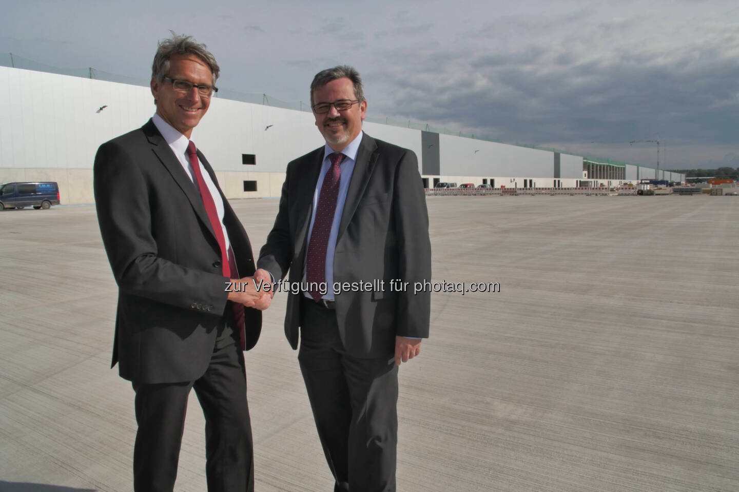 Alexander Koesling, Leiter Supply Chain Management Mercedes-Benz Cars, und Hansjörg Eger, Oberbürgermeister der Stadt Speyer: Richtfest für neues Logistikzentrum zur Materialversorgung der Pkw- Auslandswerke von Mercedes-Benz in Speyer  