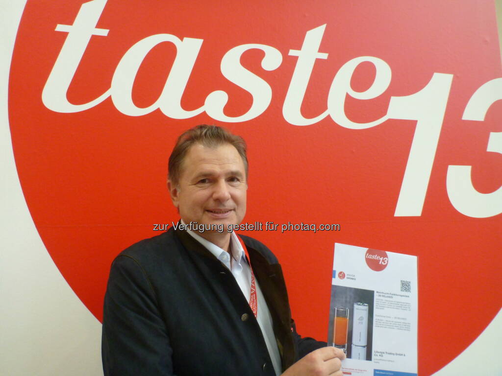 Armin Breinl mit seiner internationalen Auszeichnung bei der Anuga in Köln: Lifestyle Trading Gesellschaft mbH & CO KG: 2B[to be] Funktionsgetränke auf dem Weg zur internationalen Marke!, © Aussendung (25.09.2014) 