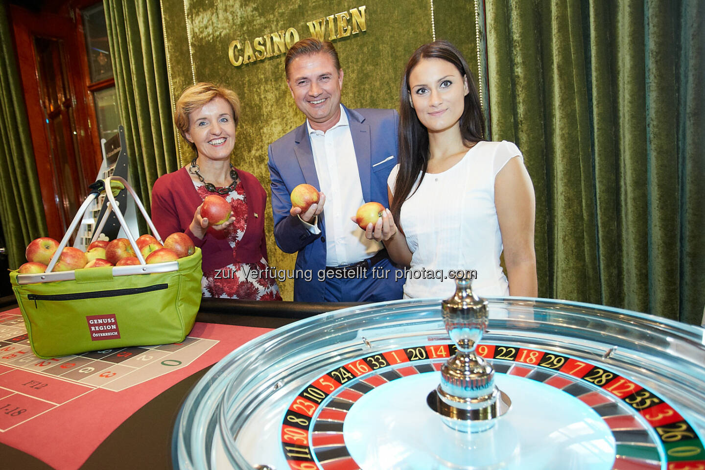 Margareta Reichsthaler, Obfrau der Genuss Region Österreich; Casino Wien Direktor Reinhard Deiring und Apfelfee Corinna Lehner: Heimische Äpfel sind der Hauptgewinn!