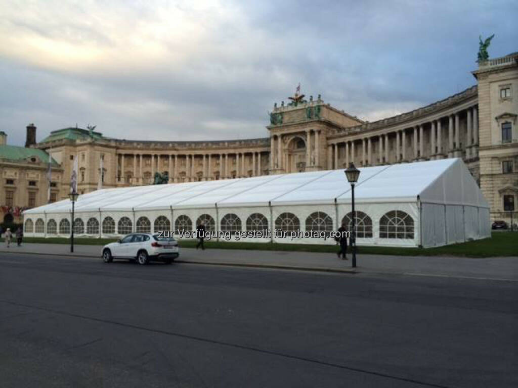 Das Zelt für die Startnummernausgabe steht bereits...ab morgen wird eingerichtet und eingeräumt. Starnummernausgabe für den erste bank vienna night run beginnt am Sonntag ab 10:00 Uhr, https://www.facebook.com/viennanightrun?ref=br_tf, © Aussendung (25.09.2014) 