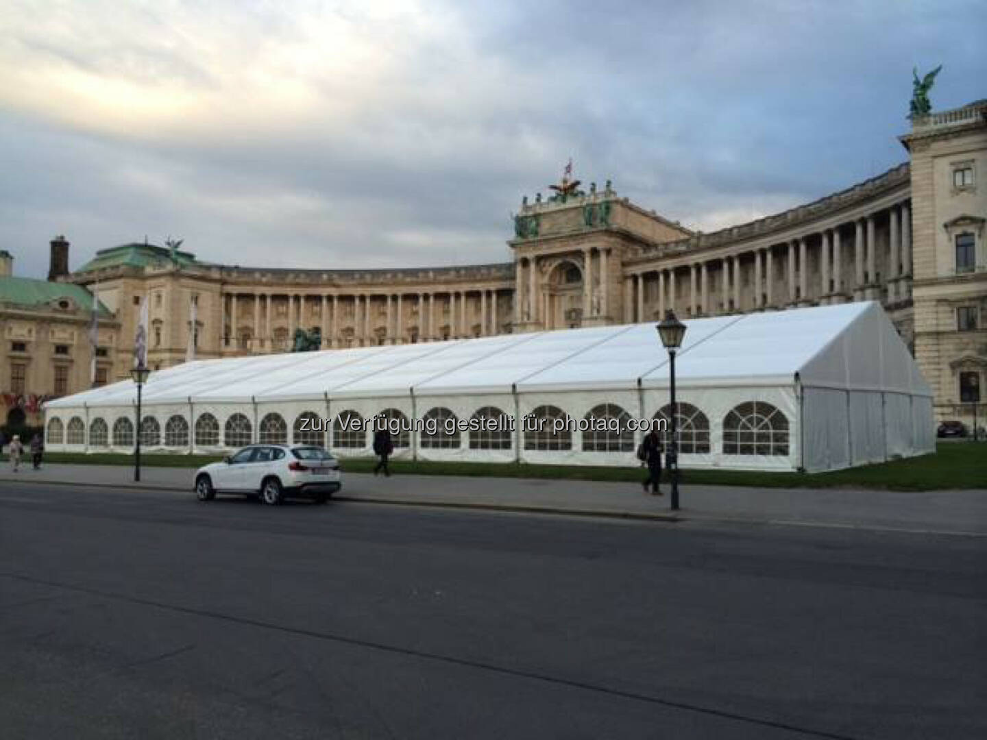 Das Zelt für die Startnummernausgabe steht bereits...ab morgen wird eingerichtet und eingeräumt. Starnummernausgabe für den erste bank vienna night run beginnt am Sonntag ab 10:00 Uhr, https://www.facebook.com/viennanightrun?ref=br_tf