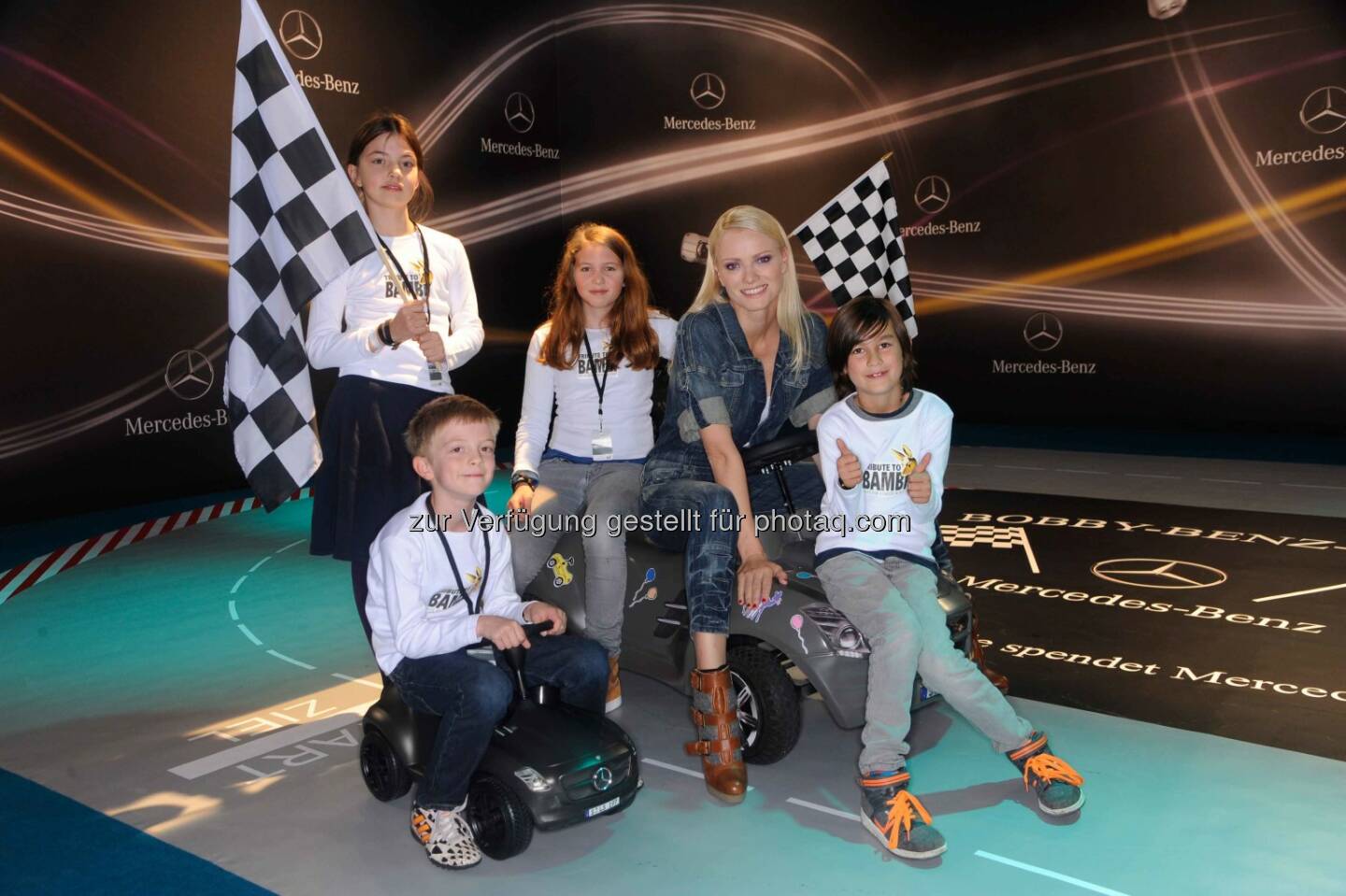 Franziska Knuppe mit Kindern von Tabea e.V. machen ein Bobby Benz Rennen, Tribute to Bambi in The Station in Berlin am 25.09.2014, Foto: BrauerPhotos © Neugebauer