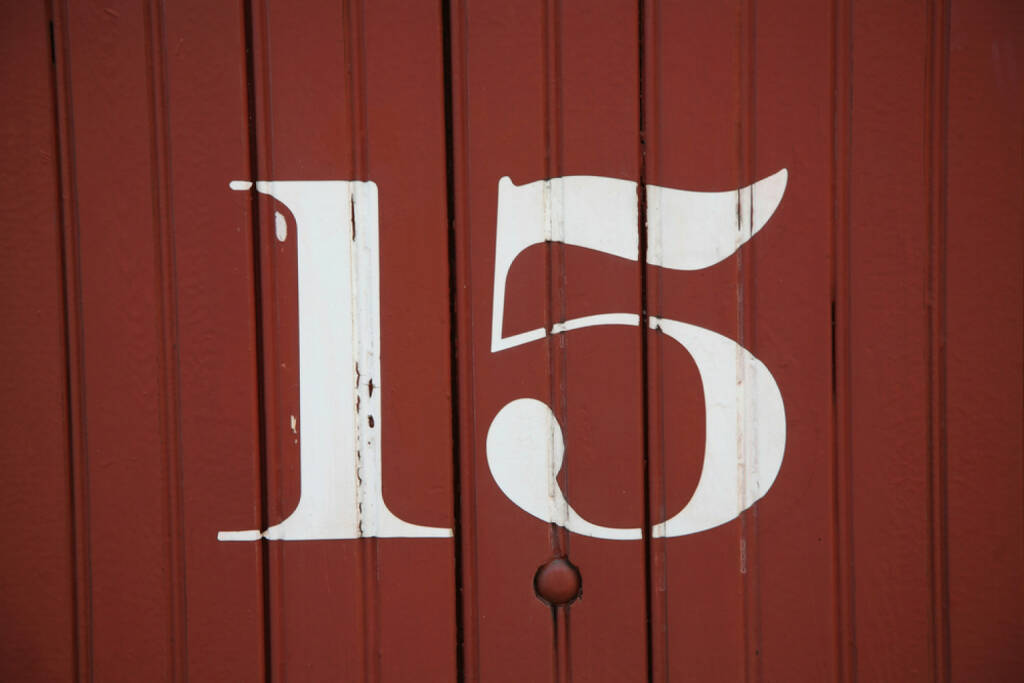 15, fünfzehn, Zahl, http://www.shutterstock.com/de/pic-129167567/stock-photo-numbers-painted-on-the-sides-of-old-railway-boxcars-from-the-early-to-mid-s.html, © (www.shutterstock.com) (26.09.2014) 