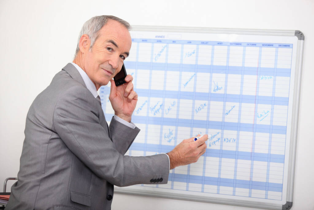 Wandkalender, Kalender, Jahresplaner, Planung, Datum, Mann, Telefon, telefonieren, http://www.shutterstock.com/de/pic-91304765/stock-photo-mature-businessman-writing-on-a-wall-planner.html, © www.shutterstock.com (12.11.2024) 