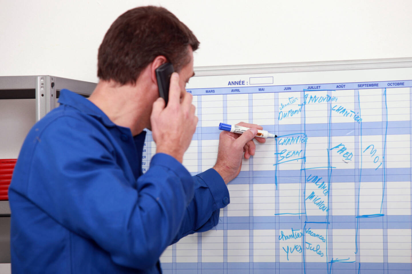 Wandkalender, Kalender, Jahresplaner, Planung, Datum, http://www.shutterstock.com/de/pic-111505160/stock-photo-man-in-blue-overalls-talking-on-the-phone-and-writing-on-a-board.html