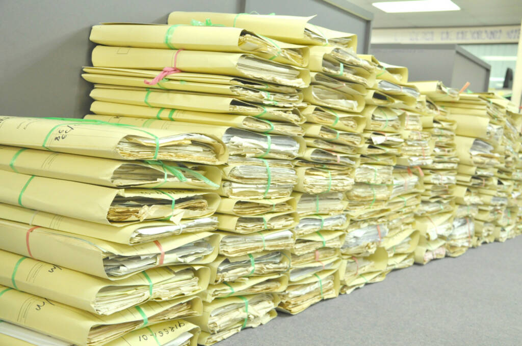 research, Archiv, nachschlagen, suchen, Akten, Ordner, http://www.shutterstock.com/de/pic-176674538/stock-photo-stack-of-tied-old-files-yellowing-on-office-floor.html, © (www.shutterstock.com) (29.09.2014) 