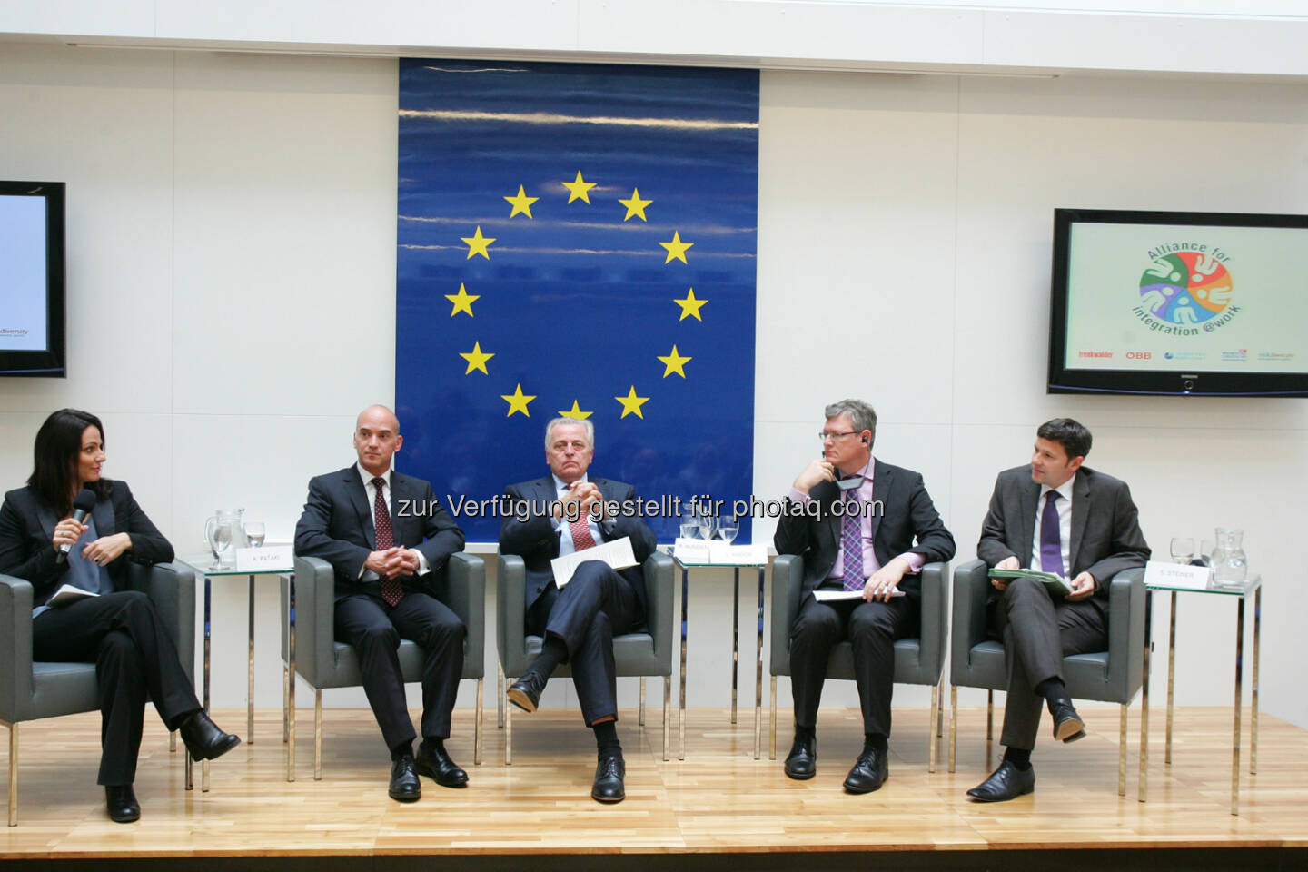 Lisa Gadenstätter (ORF) ,Karoly Pataki (Vorstandsvorsitzender der Trenkwalder International AG), Rudolf Hundstorfer (Bundesminister für Arbeit, Soziales und Konsumentenschutz), Laszlo Andor (EU-Kommissar Beschäftigung, Soziales und Integration), Stefan Steiner (Sektionschef Sektion VIII - Integration, Bmeia): Trenkwalder International AG: Großer Erfolg der Auftaktveranstaltung Alliance for integration@work