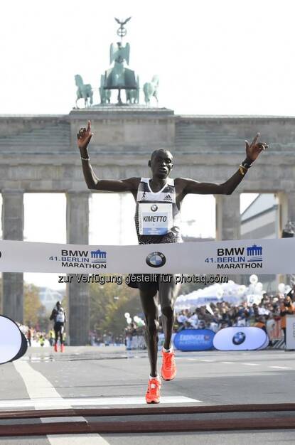 Auf Continental Sohlen zum #Weltrekord: Gestern verbesserte der Kenianer Dennis Kimetto beim BERLIN-MARATHON den Weltrekord auf 2:02:57 Stunden.
http://bit.ly/1ry7KrR  Source: http://facebook.com/Continental.Reifen, © Aussender (29.09.2014)