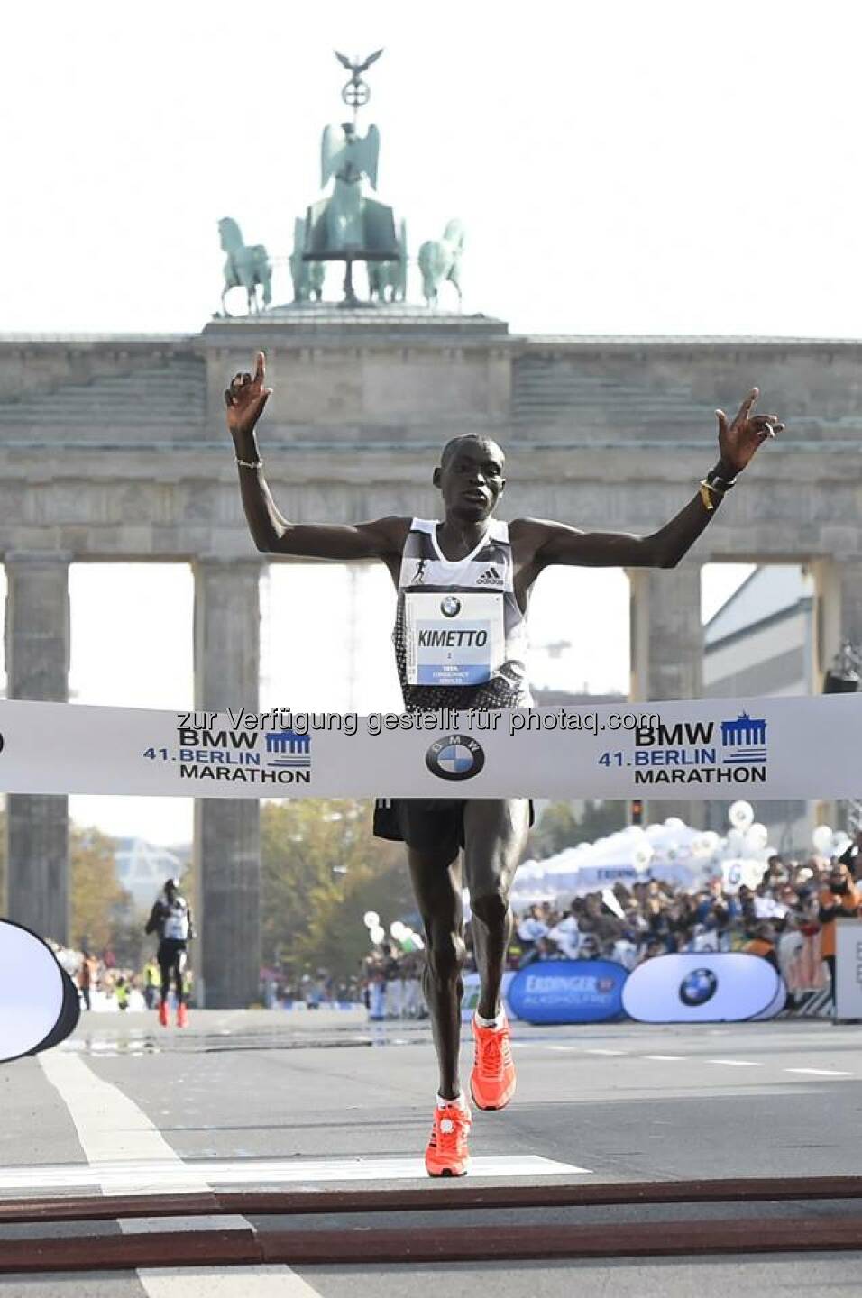 Auf Continental Sohlen zum #Weltrekord: Gestern verbesserte der Kenianer Dennis Kimetto beim BERLIN-MARATHON den Weltrekord auf 2:02:57 Stunden.
http://bit.ly/1ry7KrR  Source: http://facebook.com/Continental.Reifen