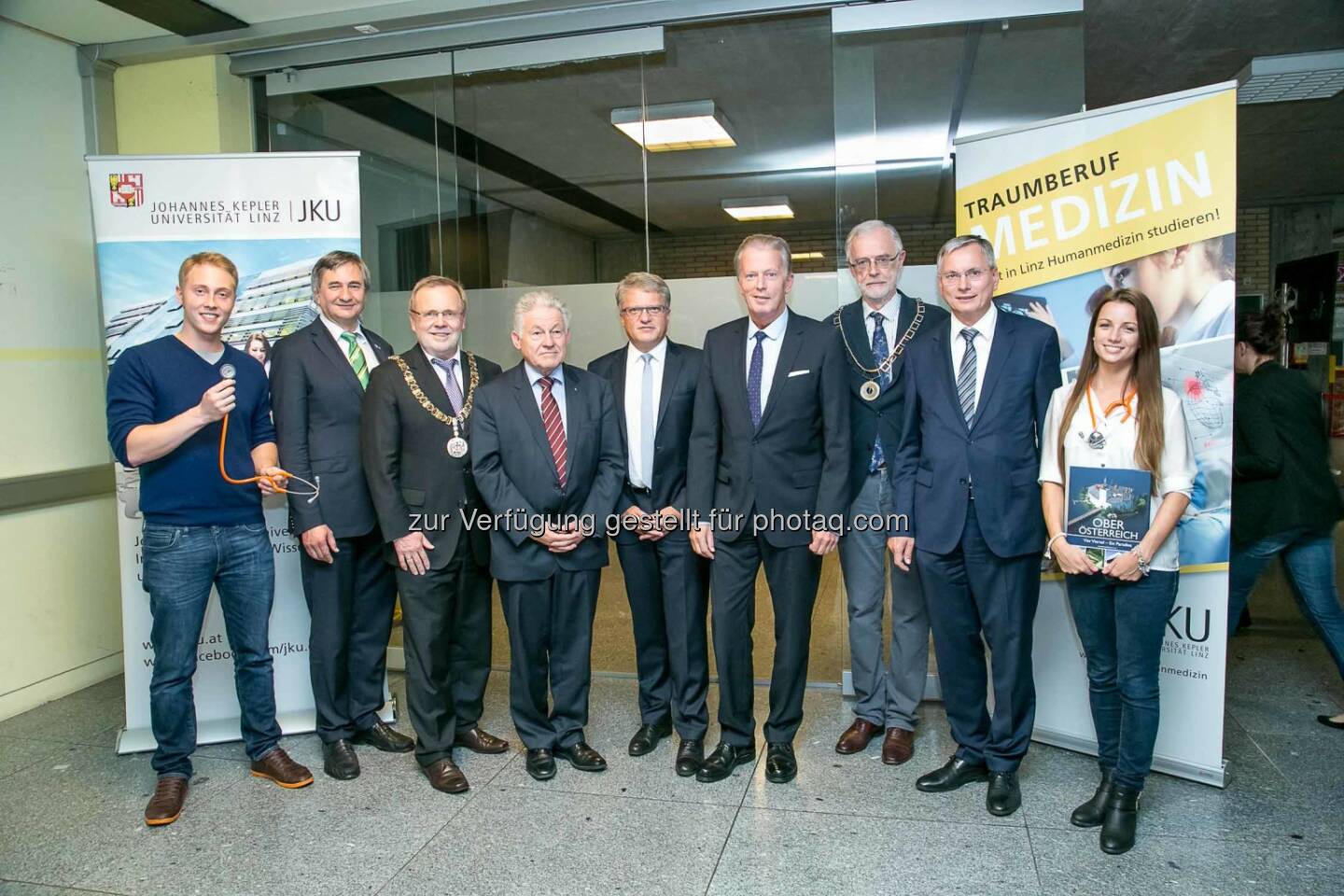 Studierender, Rektor Josef Smolle (Medizinischen Universität Graz), Rektor Richard Hagelauer (JKU), Landeshauptmann Josef Pühringer, Bürgermeister Klaus Luger, Reinhold Mitterlehner (Vizekanzler und Bundesminister für Wissenschaft, Forschung und Wirtschaft), Ferdinand Hofstädter (Vizerektor und Dekan der Medizinfakultät), Alois Stöger (Infrastrukturminister), Studierende: Am 29. September 2014, feierte die Johannes Kepler Universität (JKU) Linz die Gründung ihrer neuen Medizinischen Fakultät mit einem großen Festakt. Rund 600 Ehrengäste kamen, darunter auch die ersten 60 Studierenden des Gründungsjahrgangs.
