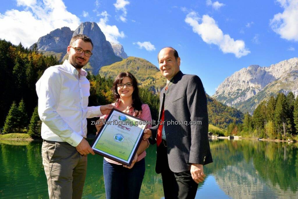 Wilfried Johann Klauss und Ruth Klauss-Strasser von AAE Naturstrom sowie Norbert Lux, COO der Green Brands Organisation.: AAE Naturstrom erhält die internationale Auszeichnung als Green Brand Austria, © Aussendung (01.10.2014) 