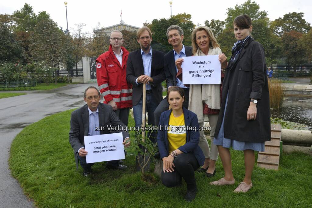 Günther Lutschinger (Geschäftsführer Fundraising Verband Austria), Manfred Kumer (Österreichisches Rotes Kreuz), Alexander Bodmann (Caritas Geschäftsführer der Erzdiözese Wien), Rupert Roniger (Geschäftsführer Licht für die Welt), Silvie Bergant (Licht für die Welt), Monica Culen (Geschäftsführerin Rote Nasen-Clowndoctors), Hanna Simons (Greenpeace): Fundraising Verband Austria: Symbolische Baumpflanzung: Mehr Wachstum für gemeinnützige Stiftungen in Österreich, © Aussender (01.10.2014) 