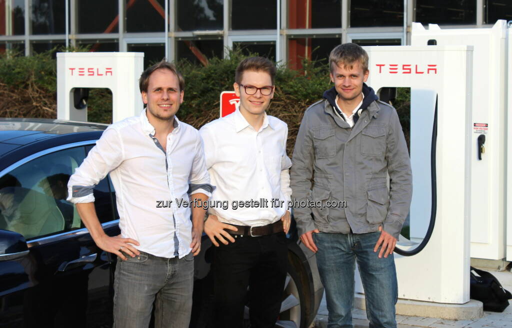 Bernhard Adler, ECOP Technologies, Wolfgang Deutschmann, Green Rocket, Sebastian Riepl, ECOP Technologies - Green Rocket besuchte die teilnehmenden Startups mit einem Tesla Model S, Österreich wählt Sieger des Green Business Award 2014 (Bild: Green Rocket) (02.10.2014) 