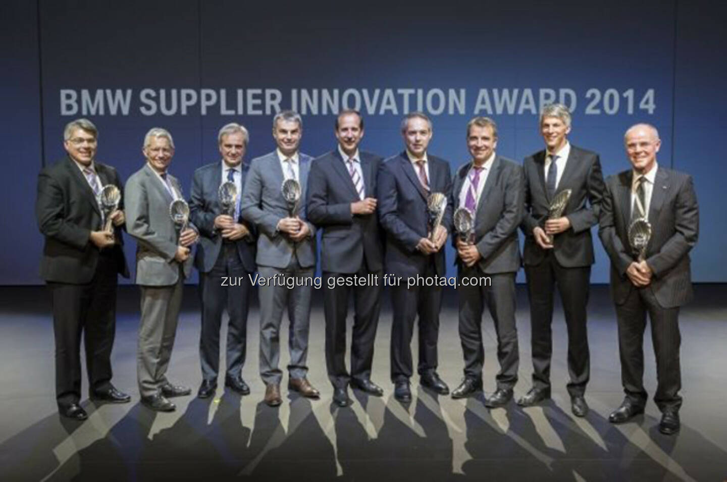 Klaus Draeger, Mitglied des Vorstands der BMW AG, Einkauf und Lieferantennetzwerk (Mitte), mit den Siegern des BMW Supplier Innovation Awards: BMW Group zeichnet Lieferanten für beste Innovationen aus