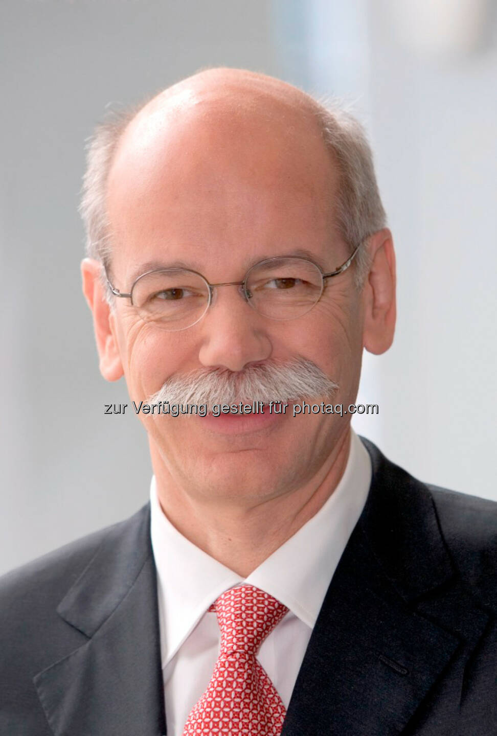 Dieter Zetsche, Vorsitzender des Vorstands der Daimler AG und Leiter Mercedes-Benz Cars erhält Eurostar von Automotive News Europe.