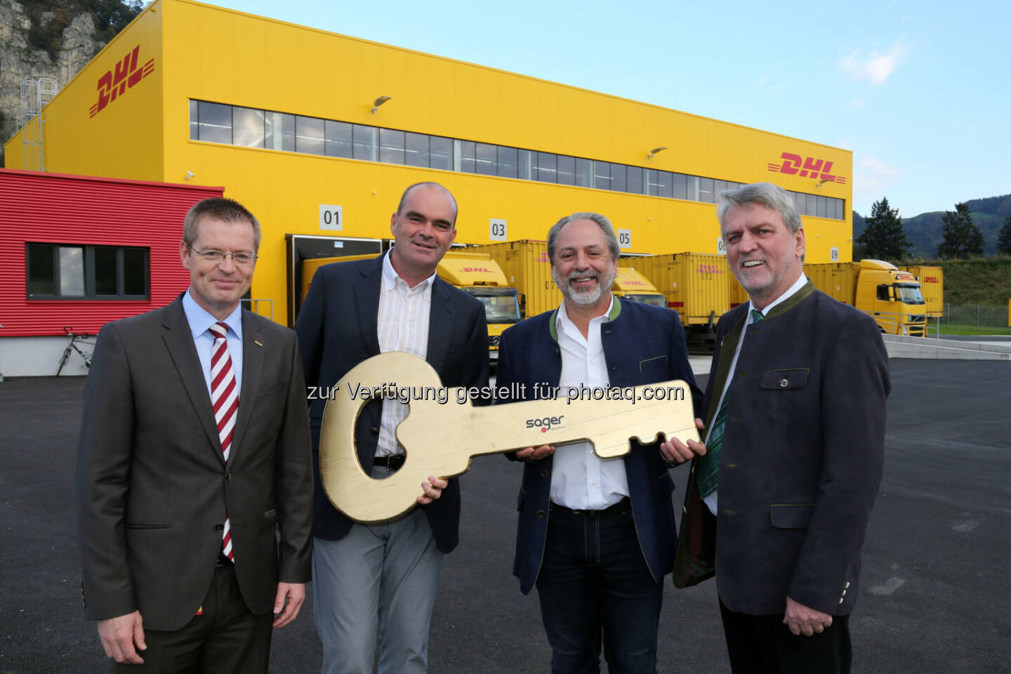 Ralf Schweighöfer (Managing Director DHL Express Österreich), Philipp Sager (Investor und Grundstückseigentümer), Manfred Wimmer (Service Center Manager DHL Express Peggau), Helmut Michael Salomon (Bürgermeister Peggau) - DHL eröffnete  neues Service Center in der Steiermark (Bild: DHL)