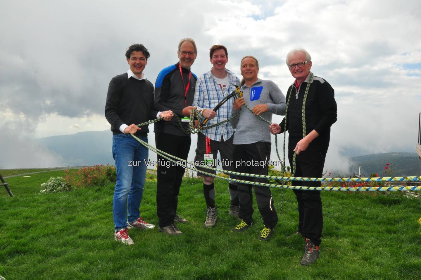 Peter Weidinger/Tourismusreferent, Bernhard Plasounig/WK-Villach, Peter McDonald/SVA-Obmann, Andy Holzer, Rudolf Gross/SVA-Kärnten: Sozialversicherungsanstalt der gewerblichen Wirtschaft: SVA-Versicherte am Gipfel: Kärntens Unternehmer mit Andy Holzer auf der Gerlitze