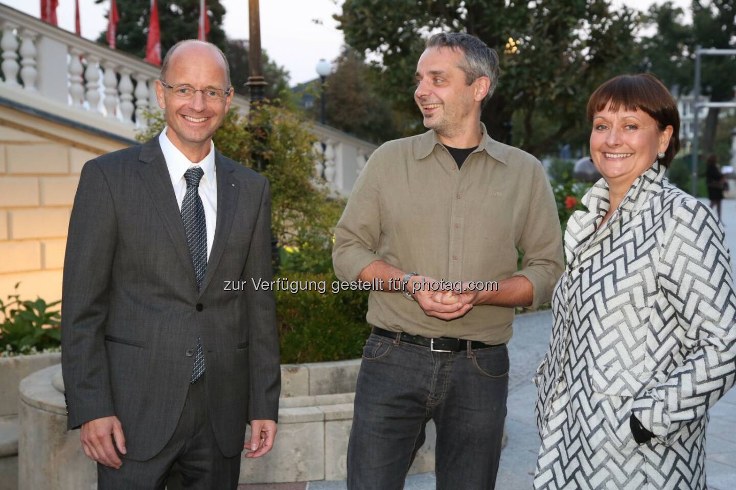 Wolfgang Mandl (Vorstand BKS Bank), Thomas Maurer (Kabarettist), Herta Stockbauer (Vorstandsvorsitzende BKS Bank): BKS Bank mit Thomas Maurer im Casino Baden