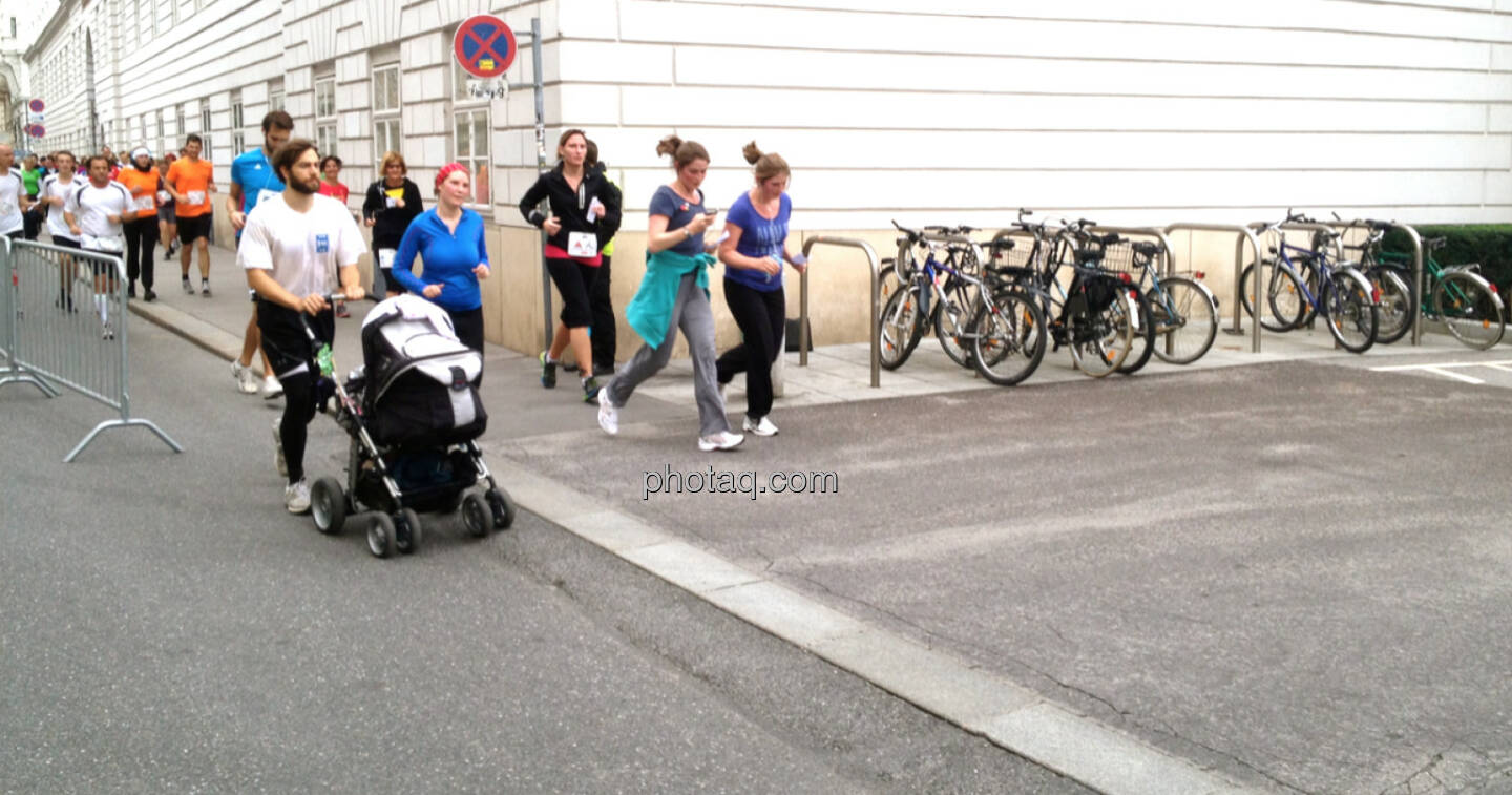 Laufen, Kinderwagen - Fahrräder stehen ausnahmsweise mal