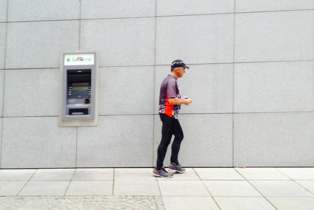 Bankomat, Geld, abheben, laufen, Läufer, © diverse Handypics mit freundlicher Genehmigung von photaq.com-Freunden (05.10.2014) 