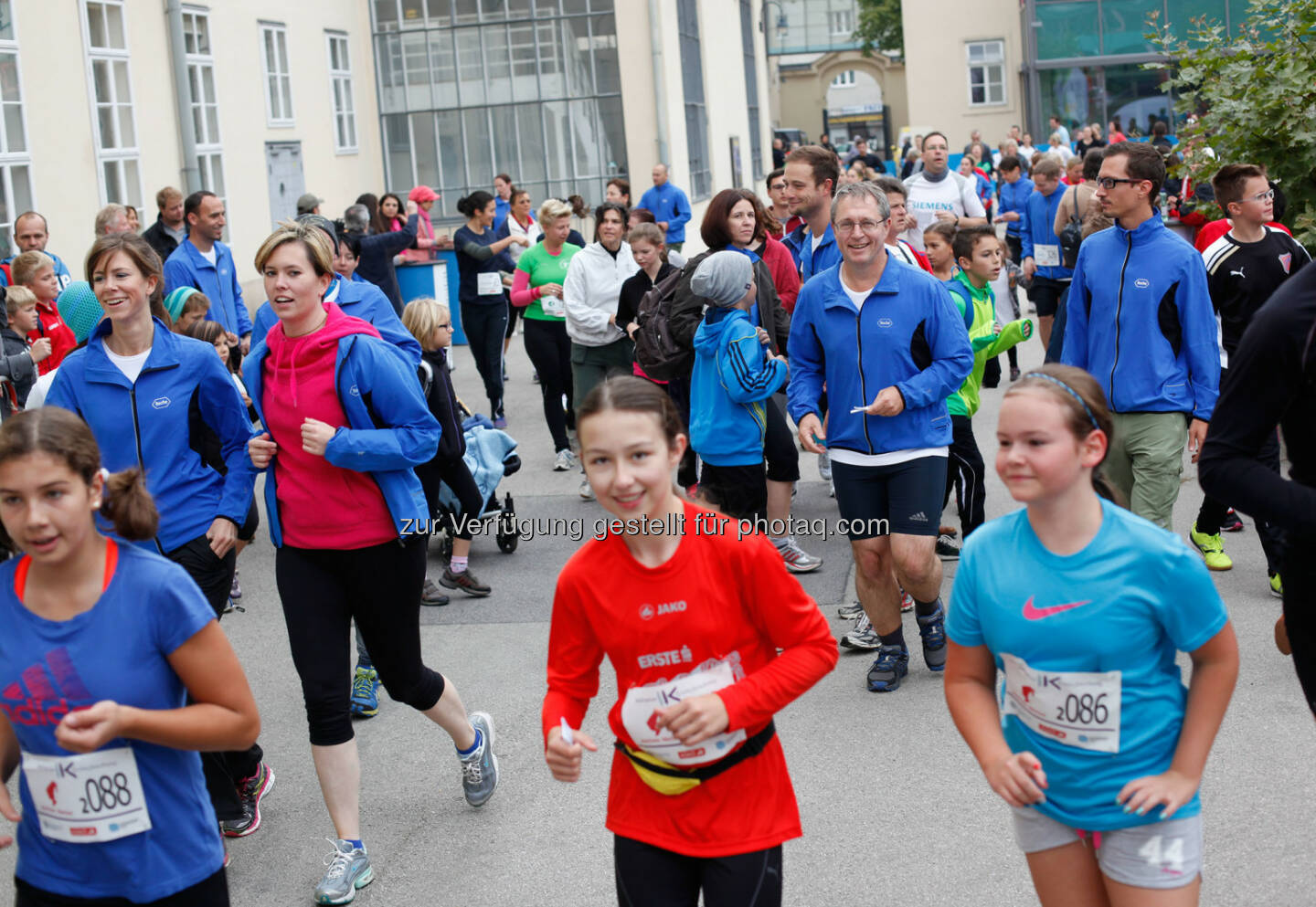 Rund 3.500 LäuferInnen kamen zum 8. Krebsforschungslauf der Initiative Krebsforschung der Medizinischen Universität Wien, um ihre Startspende und Laufleistung auf dem Uni-Campus Altes AKH für die Krebsforschung zu spenden.