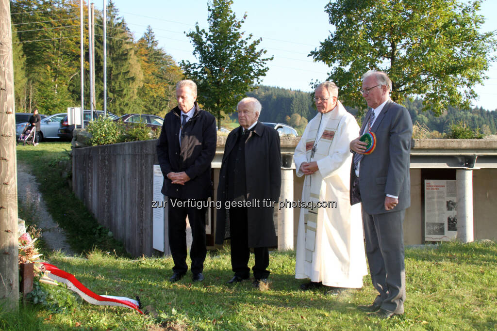 Vizekanzler Reinhold Mitterlehner, Alt-Landeshauptmann Josef Ratzenböck, Abt Martin Felhofer und Staatssekretär a.D. Helmut Kukacka: Arbeitsgemeinschaft Katholischer Verbände Österreichs (AKV): 25 Jahre Fall des Eisernen Vorhangs - Vizekanzler Mitterlehner und Landeshauptmann Pühringer bei Gedenkfeier am Mahnmal, © Aussender (05.10.2014) 