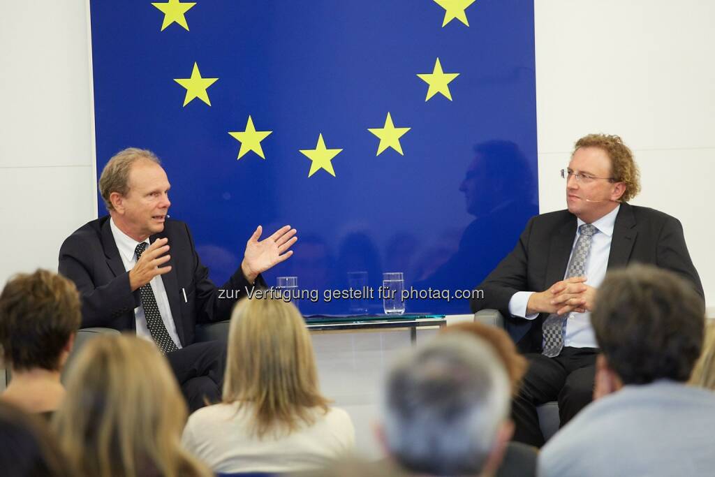 Raimund Löw (ORF Korrespondent) und Benedikt Weingartner (Gesprächsleitung, Music in Europe): Vertretung der EU-Kommission in Österreich: Raimund Löw im Haus der EU: Stehen vor grundlegender Richtungsentscheidung in Europa, © Aussender (06.10.2014) 