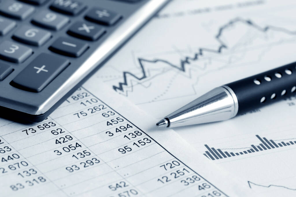 Taschenrechner, Kuli, Chart, Berechnung - http://www.shutterstock.com/de/pic-188334569/stock-photo-financial-accounting-stock-market-graphs-analysis.html, © www.shutterstock.com (06.10.2014) 