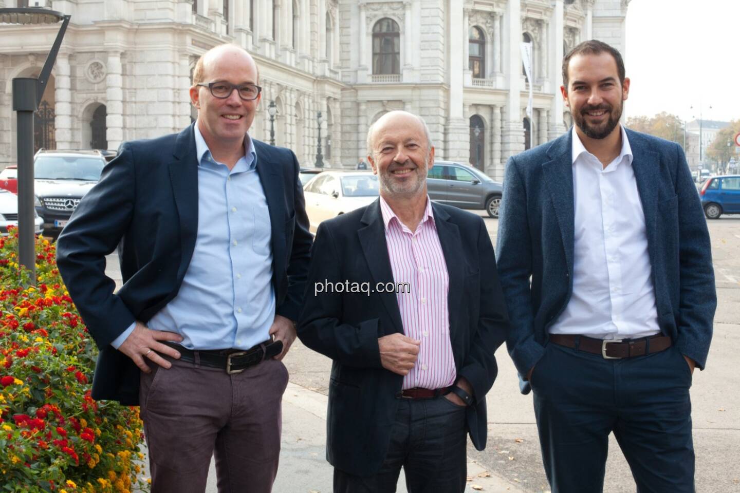 Oliver Holle, Hansi Hansmann, Andreas Tschas vor dem Burgtheater