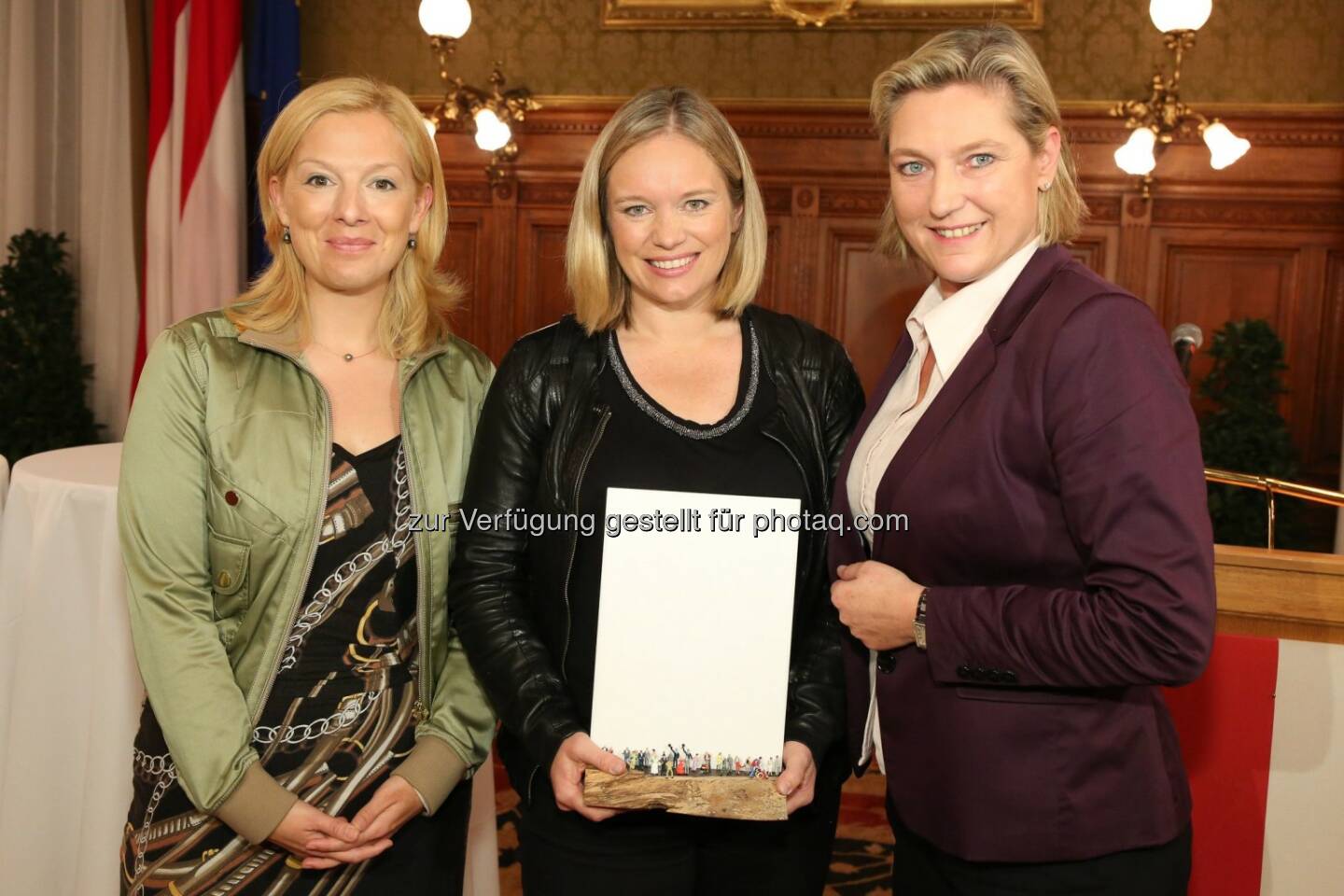 Preisträgerin Corinna Milborn (Mitte) mit Vorstandsfrauen des Frauennetzwerk Medien, Karin Strobl (li.) und Elisabeth Pechmann (re.): Frauennetzwerk Medien: Wiener Journalistinnen-Preis geht an Corinna Milborn