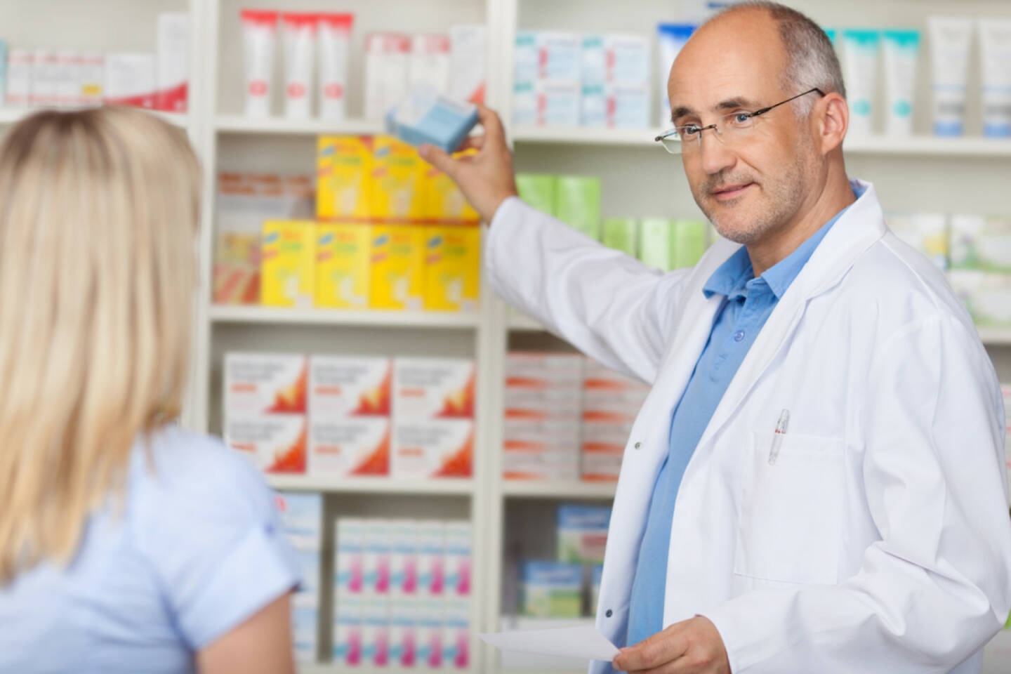 Medizin, Apotheke, Medikament, Pharma, Krankheit, http://www.shutterstock.com/de/pic-140487739/stock-photo-pharmacist-talking-to-female-client-while-taking-medicine-of-the-shelf.html
