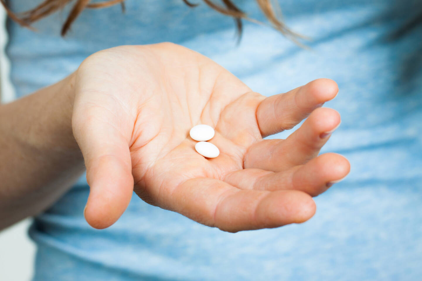 Pillen, Tabletten, Gesundheit, Medizin, Medikament, Krankheit, http://www.shutterstock.com/de/pic-140803288/stock-photo-close-up-shot-of-a-hand-holding-two-white-pills.html