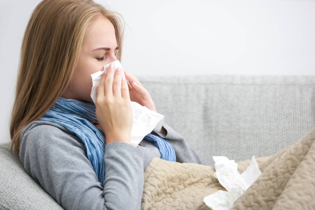 Schnupfen, Verkühlung, Krankheit, http://www.shutterstock.com/de/pic-152527238/stock-photo-portrait-of-a-young-woman-sneezing-in-to-tissue.html, © www.shutterstock.com (23.03.2025) 