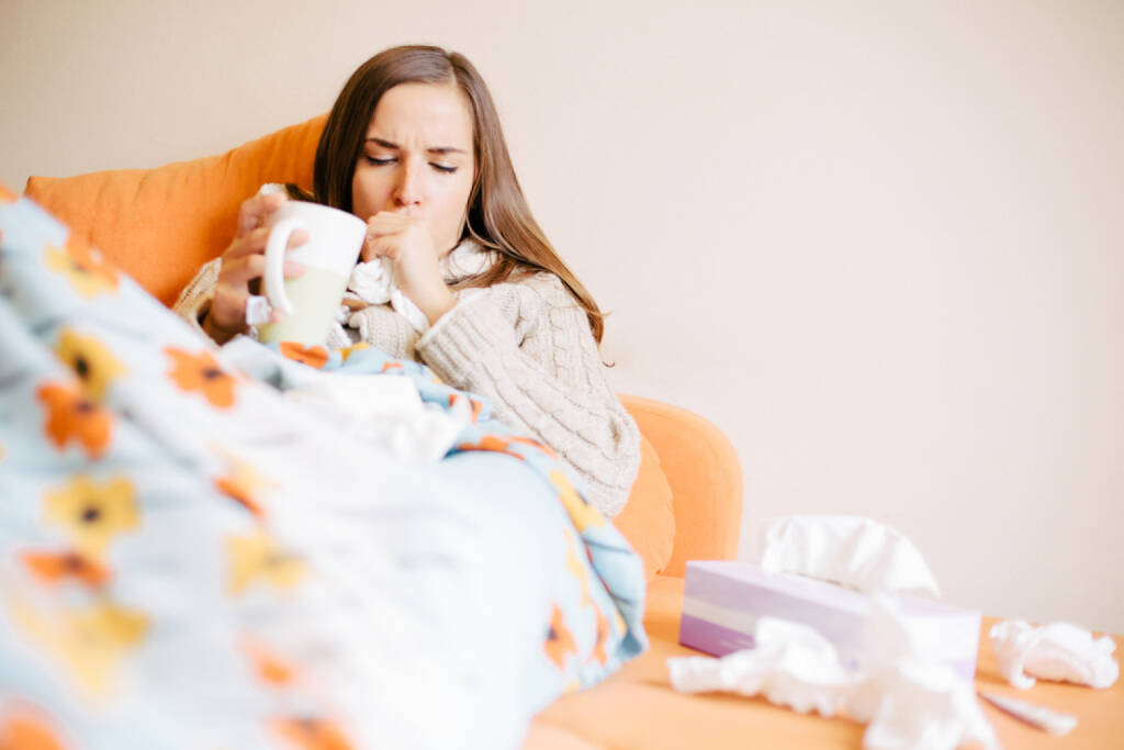 Husten, Schnupfen, Krankheit, http://www.shutterstock.com/de/pic-154905917/stock-photo-sick-young-woman-is-coughing-on-the-couch.html, © www.shutterstock.com (12.11.2024) 