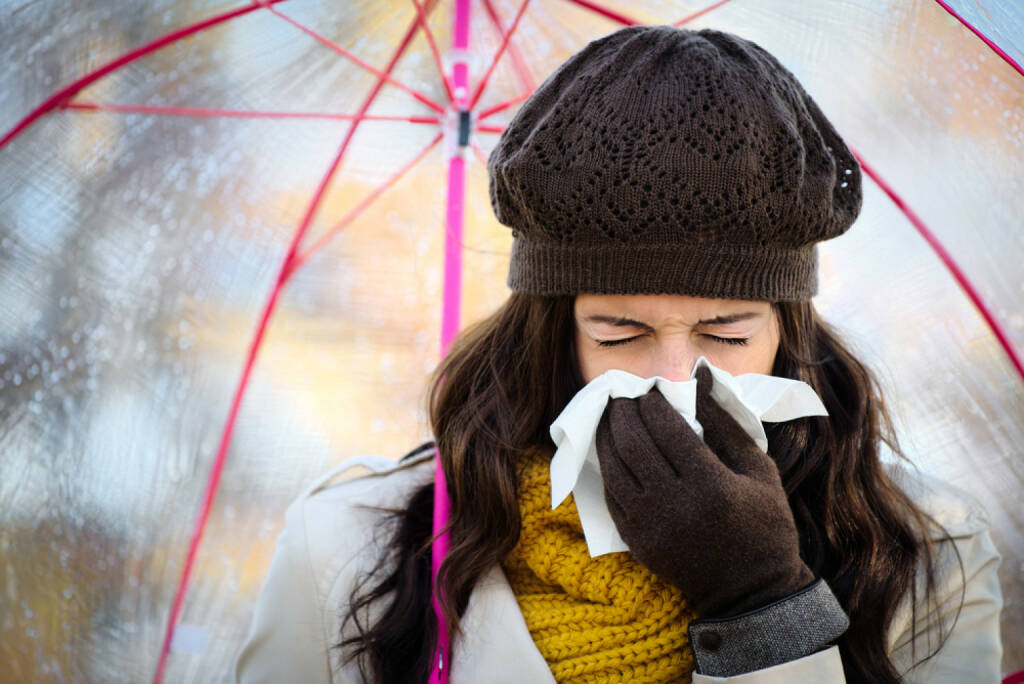 Schnupfen, niesen, Verkühlung, Krankheit, http://www.shutterstock.com/de/pic-210276313/stock-photo-woman-with-cold-or-flu-coughing-and-blowing-her-nose-with-a-tissue-under-autumn-rain-brunette.html
, © www.shutterstock.com (23.03.2025) 