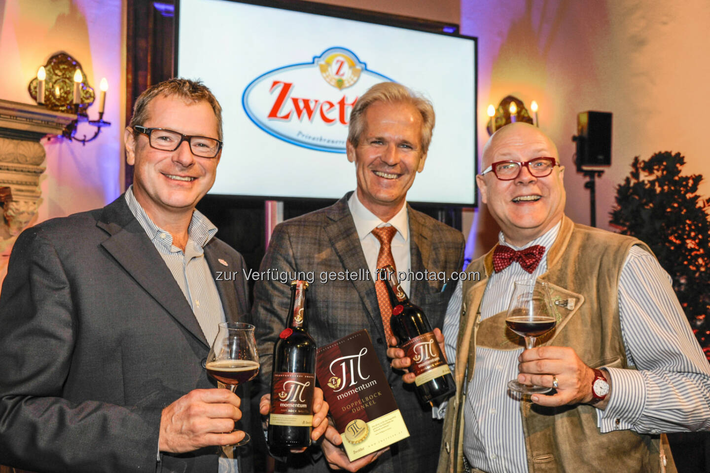 Braumeister Heinz Wasner, Karl Schwarz und Bierpapst Conrad Seidl: Privatbrauerei Zwettl Karl Schwarz GesmbH: Privatbrauerei Zwettl: Neue Edition Kunst am Bierdeckel und Bierspezialität Momemtum