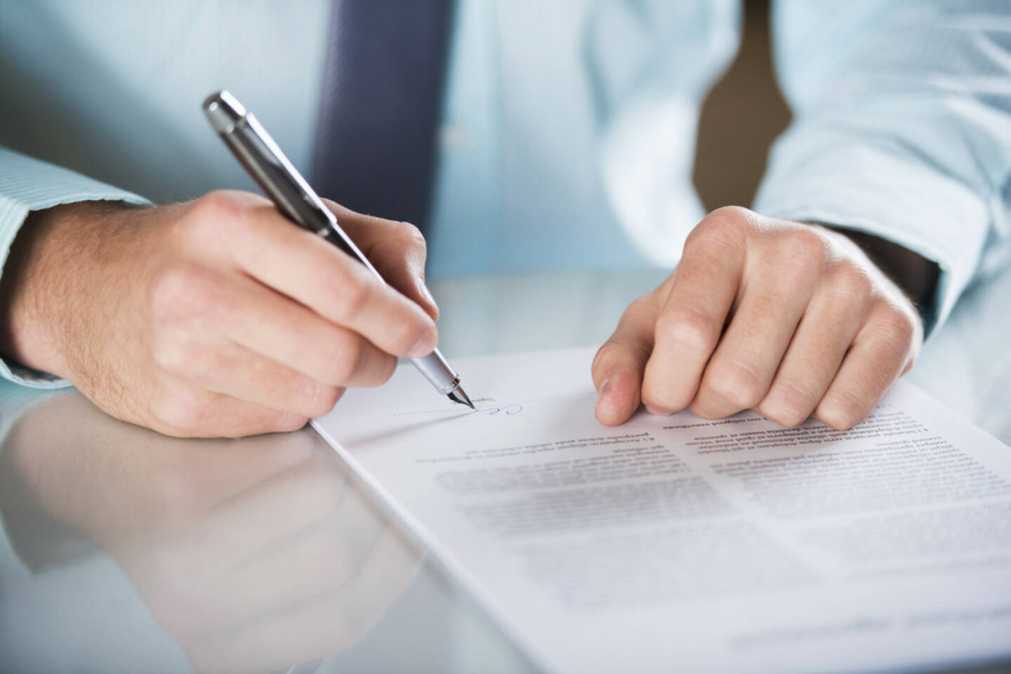 Bank, Vertrag, unterschreiben, http://www.shutterstock.com/de/pic-136826309/stock-photo-businessman-is-signing-a-contract-business-contract-details.html