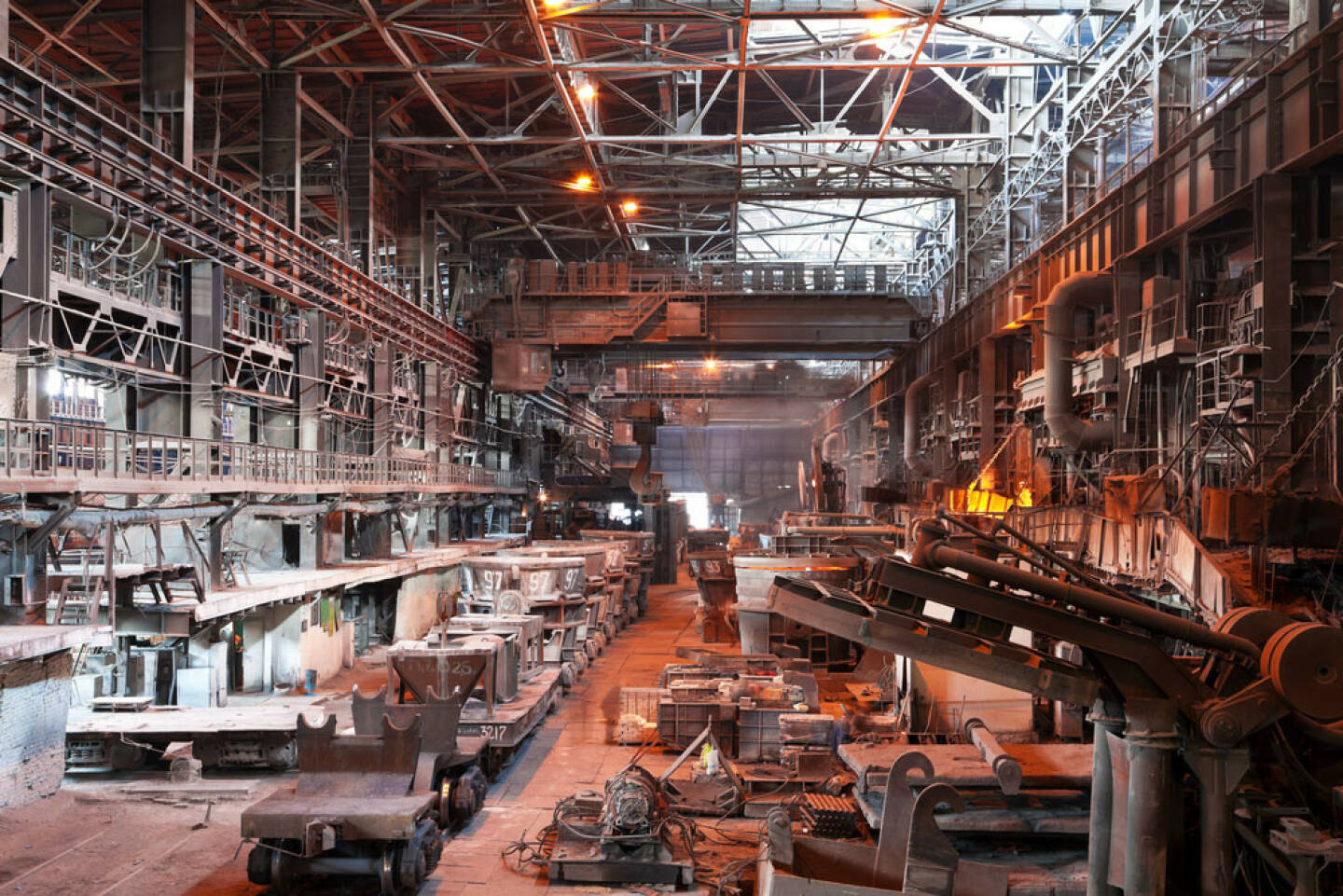 Stahl, Stahlwerk, Fabrikshalle, Halle, Industrie, Metall, http://www.shutterstock.com/de/pic-58675144/stock-photo-interior-of-metallurgical-plant-workshop.html