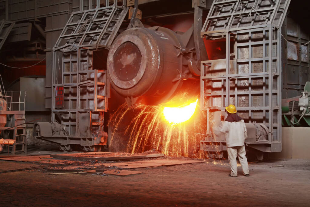 Stahl, Giesswerk, Hochofen, heiss, Feier, schmelzen, flüssig, Industrie, Metall, http://www.shutterstock.com/de/pic-197441834/stock-photo-iron-and-steel-industry-furnace-and-operating-workers.html (08.10.2014) 