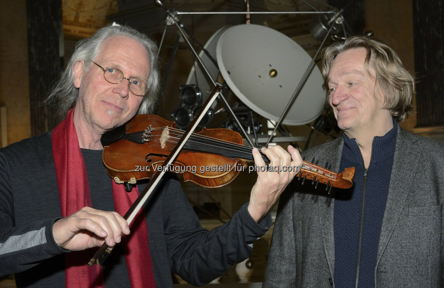 Andres Bosshard und Paul Giger mit Violino d'Amore und Klangkomet Sonar Impact im Hintergrund: Naturhistorisches Museum: Dreamnight for Klangforum only 