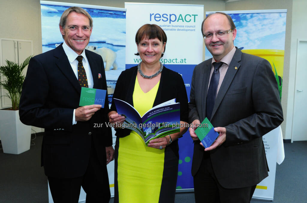 Walter Wiedenbauer, Geschäftsführer der Sto GmbH, Herta Stockbauer, Vorstandsvorsitzende der BKS Bank und Vizepräsidentin von respACT, Helmut Petschar, Direktor der Kärntnermilch: respACT - austrian business council for sustainable development: Nachhaltigkeitsberichterstattung wird Trend und Notwendigkeit für heimische Betriebe, © Aussender (08.10.2014) 