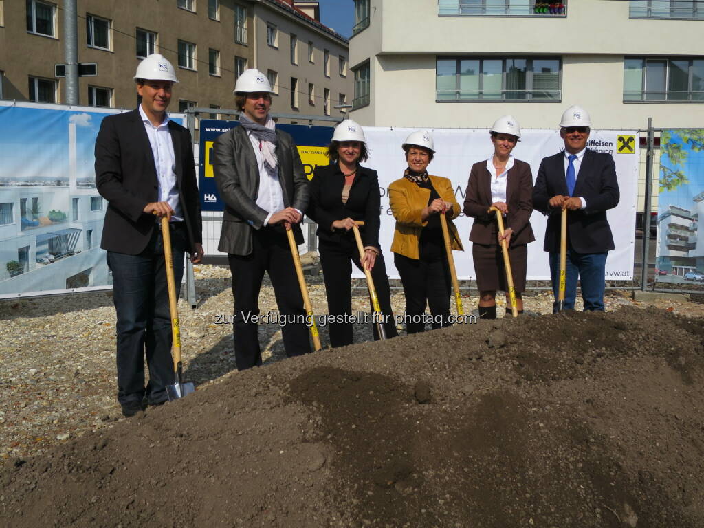 Gregor Rauhs & Clemens Rauhs (Liv GmbH), Marion Weinberger (Raiffeisen Vorsorgewohnungserrichtungs GmbH), BV Gabriele Votova, Elisabeth Binder (Raiffeisen Vorsorgewohnungs-errichtungs GmbH), Michael Fadler (Karl Seidl Bau GmbH): Raiffeisen Vorsorgewohnungserrichtungs GmbH: Trend zur urbanen, offenen Kompakt-Immobilie, © Aussender (09.10.2014) 