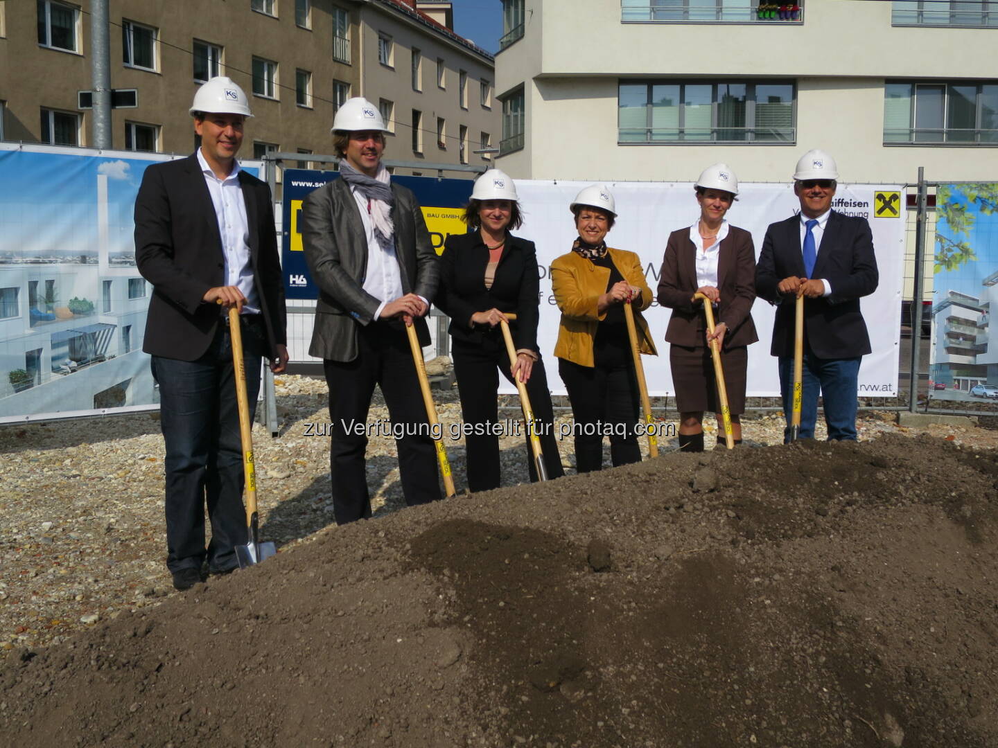 Gregor Rauhs & Clemens Rauhs (Liv GmbH), Marion Weinberger (Raiffeisen Vorsorgewohnungserrichtungs GmbH), BV Gabriele Votova, Elisabeth Binder (Raiffeisen Vorsorgewohnungs-errichtungs GmbH), Michael Fadler (Karl Seidl Bau GmbH): Raiffeisen Vorsorgewohnungserrichtungs GmbH: Trend zur urbanen, offenen Kompakt-Immobilie