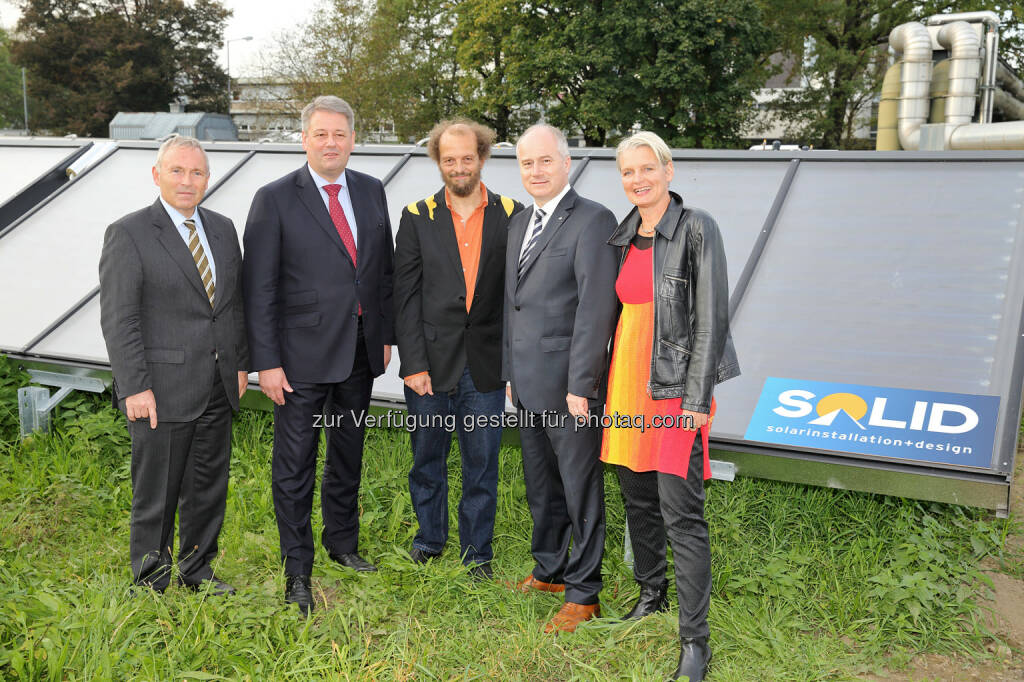 Christian Purrer, Vorstandssprecher der Energie Steiermark, Bundesminister Andrä Rupprechter, Geschäftsführer  Christian Holter von Solid, Landesrat Hans Seitinger, Grazer Stadträtin Lisa Rücker: Energie Steiermark AG: Grüne Fernwärme aus Sonne: Rupprechter eröffnet Österreichs größte Solaranlage in Graz, © Aussendung (09.10.2014) 