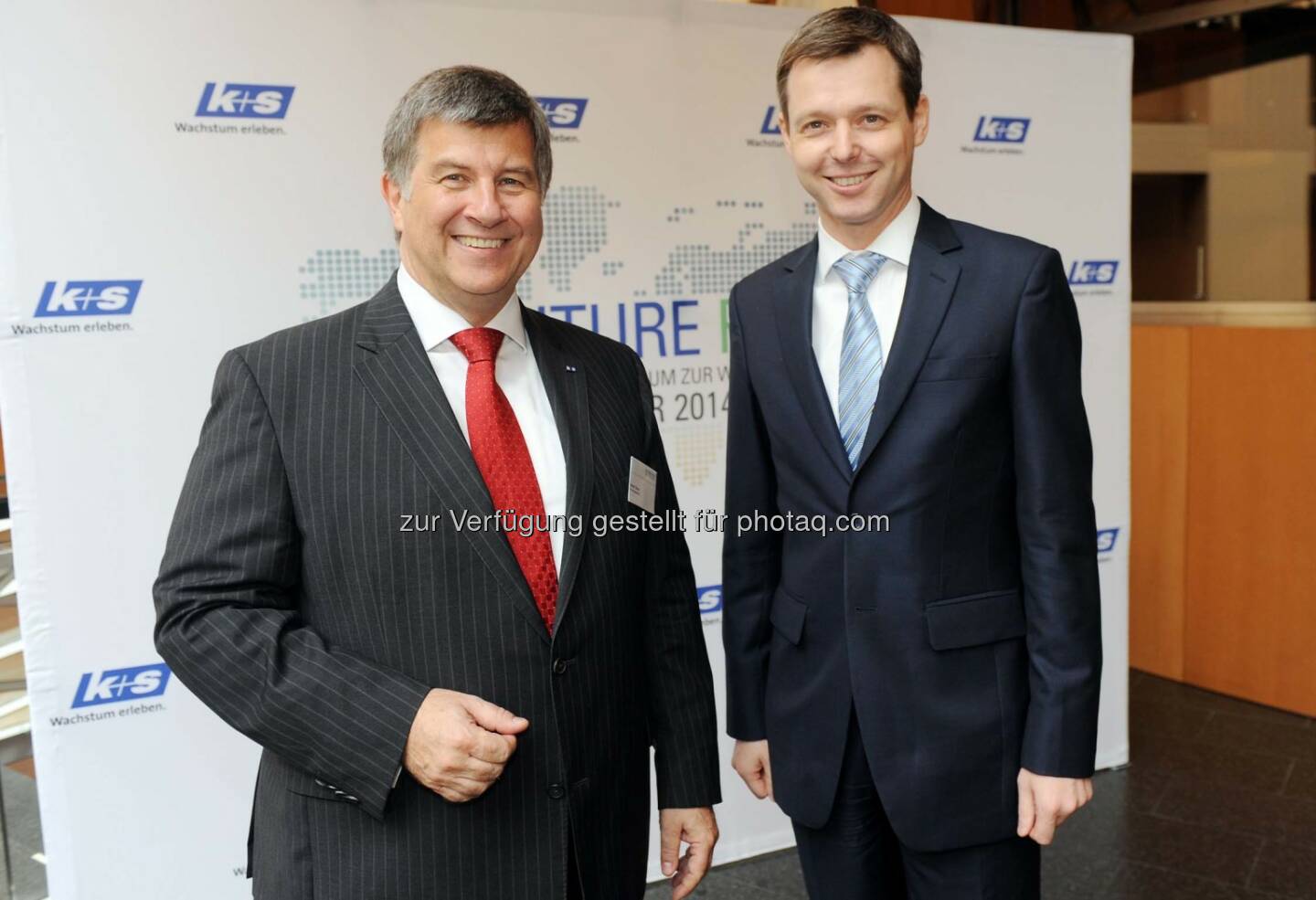 Norbert Steiner, K+S-Vorstandschef (links) mit dem Parlamentarischen Staatssekretär Thomas Silberhorn (rechts) auf dem Future Food Forum in Berlin: Umfrage: Deutsche spenden am liebsten für die Bekämpfung des Hungers