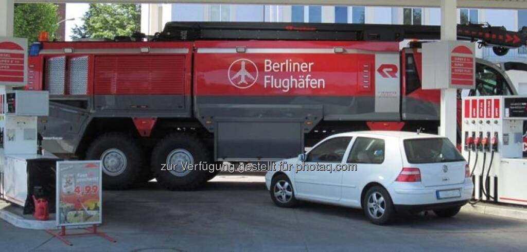Rosenbauer / Berliner Flughafen - seltenes Szenario: 360 Liter Diesel geschluckt - für den Tankwart der wohl schönste Tag des Jahres :-) http://www.facebook.com/RosenbauerGroup (26.01.2013) 
