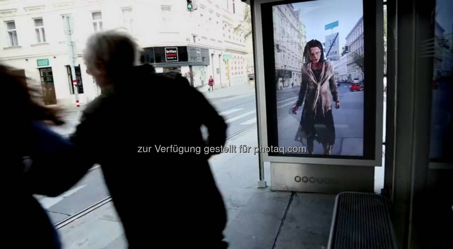 Marketing-Aktion zur fünften Staffel von The Walking Dead an Wiener Straßenbahnhaltestelle. Fox International Channels: Zombie-Attacke auf Wiener Straßenbahn: Sky und Fox stimmen mit Happening auf Staffel 5 von The Walking Dead ein,  obs/Fox International Channels/Sky Österreich