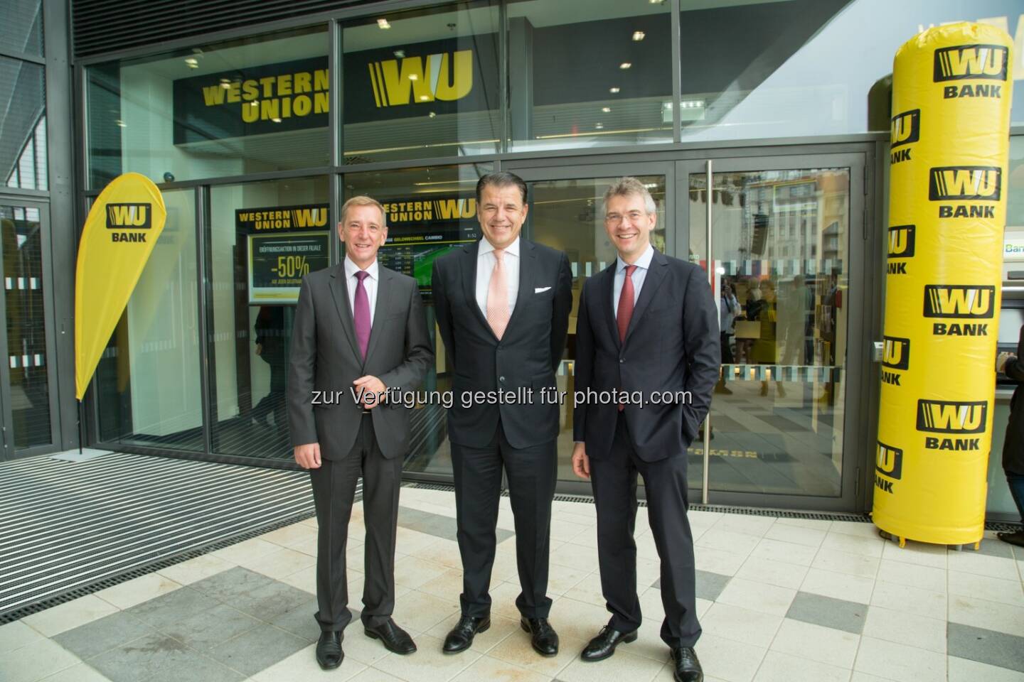 Peter Bucher (CEO, Western Union International Bank), Hikmet Ersek (CEO, The Western Union Company) und Christian Hamberger (Managing Director, Western Union International Bank): Western Union International Bank GmbH: Western Union International Bank eröffnet Next Generation-Filiale am Wiener Hauptbahnhof